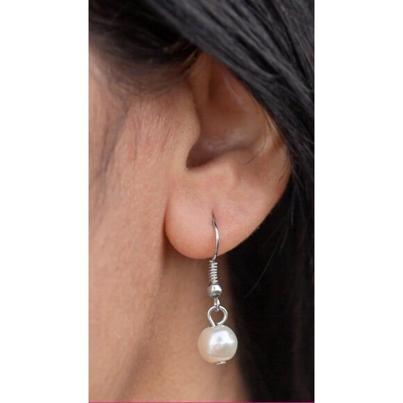 Bow Before The Queen - Paparazzi Accessories - White Pearls and Rhinestone Neckl - Picture 4 of 4